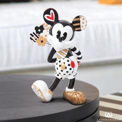 Figura de Mickey Mouse versión Midas, negro, blanco, rojo y dorado, sosteniendo un ramo de flores a la espalda. Cada figura de Disney by Britto, decorada en estilo pop art por el artista internacional Roméro Britto