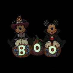 ¡Salta al otoño con tus ratones favoritos, Mickey y Minnie Mouse de Disney! Saltando sobre calabazas talladas que forman la palabra que brilla en la oscuridad ¡Boo! La pareja luce 