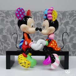 La figura Mickey & Minnie Love diseñada por el artista pop Romero Britto, esta figura captura un dulce momento en el que Mickey y Minnie se toman de la mano sentados en un banco del parque.