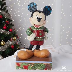 Mickey Mouse luce su mejor atuendo navideño con la figura del Suéter Navideño. Listo para la diversión, esta pieza ha sido pintada y esculpida a mano, dando vida al encanto clásico del icónico ratón de Disney.