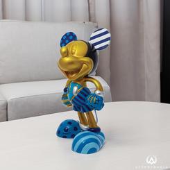 Embárcate en una experiencia única con la figura de Mickey Mouse en oro y azul de Disney Britto Limited Edition. La emblemática estética de Romero Britto se encuentra con el querido personaje de Disney 