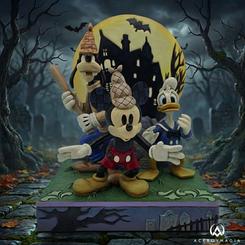 Una escena clásica cobra nueva vida con esta impresionante figura Mickey Mouse Lonesome Ghosts, una obra en resina de Jim Shore que destaca por su estilo artesanal y su inconfundible carácter narrativo. 