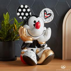 Tierna figura de Mickey Mouse de Walt Disney realizada por el pintor y escultor Romero Britto, titulada Mickey Mouse. Esta figura tiene unas medidas aproximadas de 37 x 25 x 25 cm. 