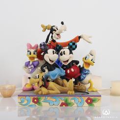 ¡Celebra la creación más icónica de Disney con este increíble diseño creado por Jim Shore! Con sonrisas y detalles de rosemale, Mickey Mouse comparte el escenario con todos sus amigos. Minnie, Donald, Goofy, Pluto y Daisy