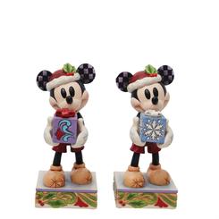 ¡Sorprende a tus seres queridos con una figura de edición limitada de Jim Shore de Mickey Mouse! Con un paquete sorpresa en sus manos y un sombrero de Santa adornado con holly