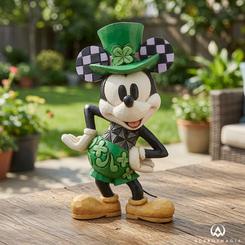 El verde festivo cobra vida en esta figura Mickey Saint-Patrick Disney Traditions de 10 cm, una pieza pequeña en tamaño pero llena de carácter. Mickey aparece vestido para San Patricio con traje verde y sombrero de celebración