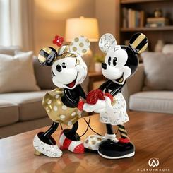 Una explosión de color, elegancia y estilo contemporáneo se hace presente en esta figura Mickey and Minnie Midas Recolor, una creación en resina del prestigioso artista Romero Britto que combina líneas modernas