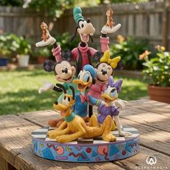 La figura Mickey y sus amigos años 90 entra por los ojos como una fotografía alegre de la animación clásica. Sus 23 cm de altura convierten esta escena coral en una pieza con presencia real, pensada para destacar en una vitrina