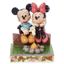 Maravillosa figura de Mickey y Minnie, calentando frente a una fogata y asando malvaviscos. Diseñado por el galardonado artista y escultor Jim Shore para la marca Disney Traditions. 