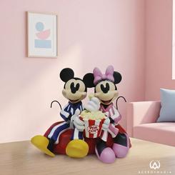 Una escena entrañable cobra vida con esta figura decorativa de Mickey y Minnie en su momento más relajado, disfrutando de palomitas y compartiendo un instante cálido que ilumina cualquier estancia.