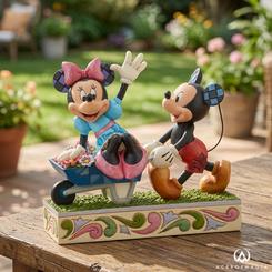 La figura Disney Traditions Mickey y Minnie con carretilla parece detener una tarde de primavera justo en el momento más alegre. Esta figura Disney Traditions Mickey y Minnie con carretilla reúne color, complicidad y ese aire artesanal de Jim Shore 