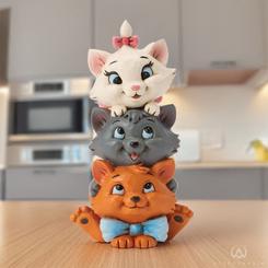 Tres encantadores gatitos de Los Aristogatos se apilan con gracia en esta delicada miniatura de Jim Shore, donde cada tierna expresión y cada curva transmite la complicidad de Toulouse, Berlioz y Marie.