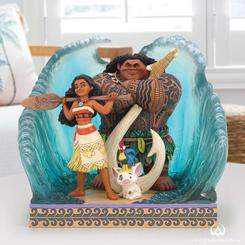 ¡Déjate cautivar por la emoción de la aventura épica de Moana con esta impresionante estatuilla de Jim Shore Disney! Enmarcado dentro del estallido de una gran ola, Moana y Maui adoptan una pose poderosa, 