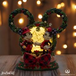 Descubre la magia de la temporada con un encantador diorama navideño de Jim Shore que une a Mickey y Minnie en un momento lleno de ternura y alegría. Figura limitada a 1000 unidades firmadas por Jim Shore. 