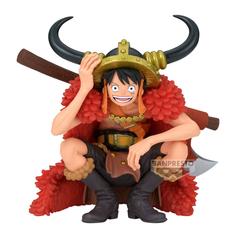 La figura Monkey D Luffy Elbaph King of Artist One Piece impone presencia desde el primer vistazo, con esa mezcla de aventura, descaro y fuerza visual que define al personaje. Su pose sentada, el casco con cuernos y la capa roja 