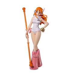 Carisma pirata con aire futurista: la Figura Nami The Shukko de One Piece captura su elegancia despreocupada con el Clima-Tact en mano, casco-auriculares y traje “SSG”,