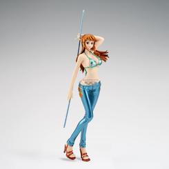 Brilla en tu vitrina con Nami ver.A Glitter & Glamorous de One Piece, una estatua de 27 cm que destaca por su acabado brillante, pose dinámica y detalles minuciosos en el cabello, el bikini a rayas 