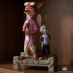 La figura Nick y Judy Zootrópolis 2 transmite aventura antes incluso de fijarse en los detalles. El dúo aparece sobre una pasarela de madera, con Nick en actitud relajada y Judy firme a su lado, creando una escena vertical, limpia  y muy reconocible