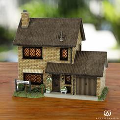 Completa tu colección de Harry Potter con la figura de No. 4 Privet Drive. Tras la trágica muerte de sus padres, Harry Potter es enviado a vivir con los Dursley, su tía, su tío y su primo