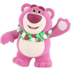 Imagina tener a Lotso, el entrañable osito de peluche de la película Toy Story, en una versión miniatura con un colgante de flores  Con un tamaño de aproximadamente 9 cm de altura