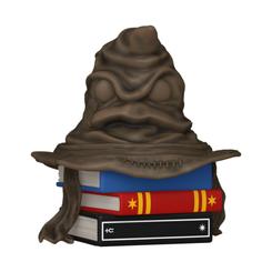 La figura POP Harry Potter Sorting Hat parece salida de una vitrina encantada, con el Sombrero Seleccionador alzado sobre libros como una pequeña escena de exposición. Esta figura POP Harry Potter Sorting Hat 