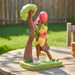 Alegría de cuento que se queda a vivir en tu estantería: la Figura Piglet & Winnie the Pooh Disney captura a Pooh colgado de un globo mientras Piglet le anima desde el árbol, con base ilustrada y el mensaje “A grand adventure… is about to begin” 