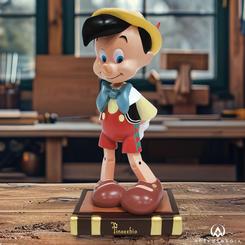 Rinde homenaje al 85º aniversario de Pinocho, el clásico animado de Walt Disney, con esta magnífica estatua de la colección Disney Showcase. Esta pieza captura la esencia atemporal del querido personaje 