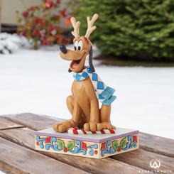 Celebra la Navidad con la encantadora figura de Pluto. Con un par de astas de reno sobre su cabeza, Pluto está listo para ayudar a Santa esta Navidad. Esta figura forma parte de la colección Disney Traditions