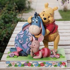 Sumérgete en el mundo mágico de Winnie the Pooh y sus inseparables amigos Eeyore y Piglet con este diseño animado creado por Jim Shore. Esta figura artesanal captura a la perfección las personalidades únicas de estos amigos para siempre.