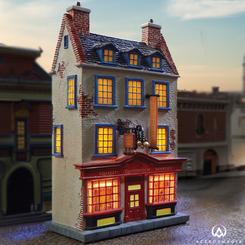 Enriquece tu colección con la figura Quidditch Supplies, una reproducción detallada de la tienda de suministros de Quidditch del Callejón Diagon. Este lugar, lleno de túnicas