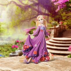 ¡Prepárate para sorprenderte con la nueva colección botánica de Disney Showcase! Rapunzel de Enredados es la protagonista de esta impresionante figura de 21 cm de alto, con un vestido texturizado