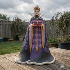La figura Reina Malvada Blancanieves Deluxe no pasa desapercibida, domina la vitrina como una sombra elegante coronada de oro. Sus 38 cm de altura convierten esta pieza en una presencia vertical, teatral y muy reconocible dentro de cualquier colección de 