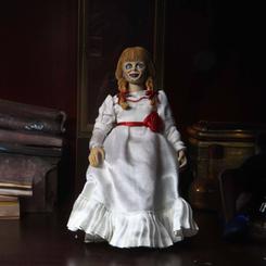 Adéntrate en el tenebroso universo de The Conjuring con la figura de acción retro de Annabelle, que mide 20 cm. Esta muñeca poseída, utilizada como conducto para los demonios que realizan sus actos malévolos