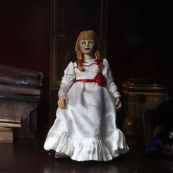 Adéntrate en el tenebroso universo de The Conjuring con la figura de acción retro de Annabelle, que mide 20 cm. Esta muñeca poseída, utilizada como conducto para los demonios que realizan sus actos malévolos