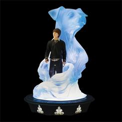 Déjate maravillar por la figura de Ron Weasley junto a su Patronus, un Jack Russel Terrier. Esta representación nos lleva al momento en que Ron logra invocar su Patronus por primera vez, manifestándose como un leal y valiente perro.