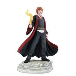 Coraje Gryffindor en pleno sexto curso: Ron Weasley YR6 se presenta con túnica abierta, varita alzada y efecto de llama translúcida, sobre una base texturizada que evoca la piedra de Hogwarts; la pieza está esculpida y pintada a mano