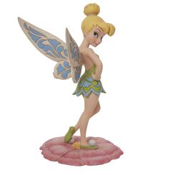 Llena de personalidad y descaro, Tinker Bell posa sobre pétalos en esta animada estatuilla de Jim Shore. Celebrando el 70 aniversario de Peter Pan de Disney, esta hada de 12 pulgadas rinde homenaje