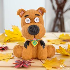 ¡Revive las aventuras más divertidas junto a Scooby-Doo con la encantadora Figura Knit Series de Scooby-Doo! Esta figura fabricada en vinilo ha sido cuidadosamente diseñada, moldeada y pintada para brindar la apariencia de un adorable juguete tejido