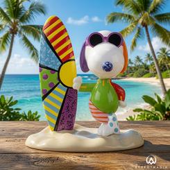 El color toma la ola en esta figura Snoopy Joe Cool Surfing de Romero Britto, una escena luminosa que convierte al personaje más relajado de Peanuts en protagonista absoluto. Snoopy posa junto a una tabla de surf 
