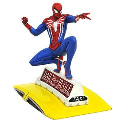 Velocidad de cómic y nervio urbano en una sola pieza. La figura de Spider-Man Marvel Video Game Gallery (23 cm) captura el traje del videojuego con el emblema arácnido blanco y una pose de lanzamiento sobre la luz 
