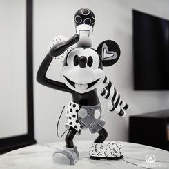 Déjate llevar por la magia del arte con la cautivadora Figura Steamboat Willy de Disney Britto. Inspirado en los dibujos animados originales de Steamboat Willy, Romero Britto ha creado una pieza única que rinde homenaje