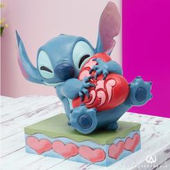 Conquista cada rincón de tu hogar con el encanto de Stitch Hugging Heart. Este cautivador diseño de Jim Shore, que muestra a Stitch, el encantador alienígena, abrazando un corazón rojo de Rosemale,