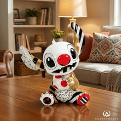 La elegancia del arte pop se presenta en esta figura Stitch Midas Recolor, una obra en resina creada por el reconocido artista Romero Britto y cuidadosamente elaborada para destacar en cualquier colección. 