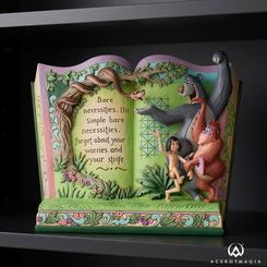 La figura coleccionable El Libro de la Selva parece abrir una escena detenida justo antes de que vuelva a sonar la canción. Este storybook en resina convierte una imagen reconocible del clásico animado en una pieza decorativa con volumen