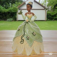 Este diseño de lujo de Jim Shore resalta la belleza y la gracia de una de las princesas favoritas de Disney, Tiana. Con un espectacular vestido floral que parece florecer por sí solo,