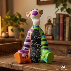 La sonrisa de Tigger parece estar a punto de saltar fuera de la estantería. Esta figura Tigger Disney Britto convierte al personaje de Winnie the Pooh en una pieza llena de ritmo visual, color y energía optimista.