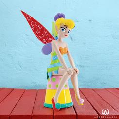 El célebre artista Pop Romero Britto reimagina a la icónica hada de Disney, Campanilla, en su vibrante y audaz paleta de arte pop. Sentada delicadamente sobre un dedal, Campanilla