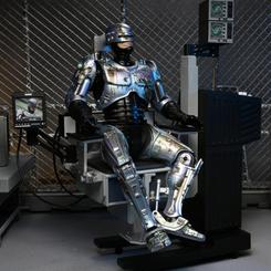Adéntrate en el universo futurista de la película "RoboCop" con la figura articulada Ultimate Battle Damaged RoboCop with Chair. Con una altura de aproximadamente 18 cm, 