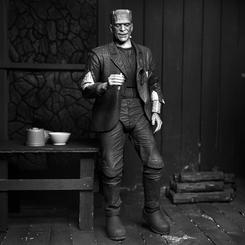 ¡El legendario Monstruo de Frankenstein cobra vida con esta espectacular figura de acción Ultimate Frankenstein’s Monster en blanco y negro! Basada en la icónica secuela de 1935