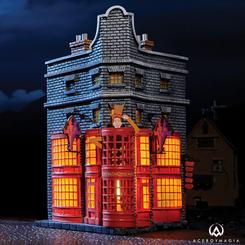 Descubre el maravilloso mundo de Weasley's Wizard Wheezes, la tienda de bromas creada por los talentosos gemelos Fred y George Weasley, hermanos mayores de Ron. 